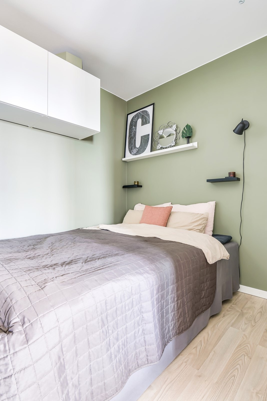 Her er det god plass for dobbelseng, og ekstra oppbevaring i veggmontert skap. Skapet på veggen medfølger Galleribilde