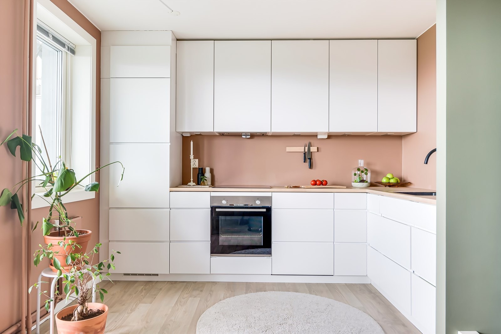 Lekkert kjøkken, med glatte fronter og sjarmerende heltre benkeplate Galleribilde