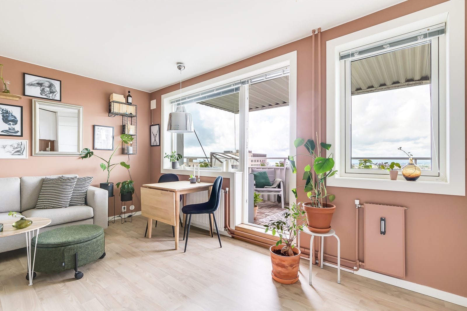 Romslig stue som er lett å møblere i ulike soner. Veggene er gjennomgående malt i duse og innbydende fargetoner Galleribilde