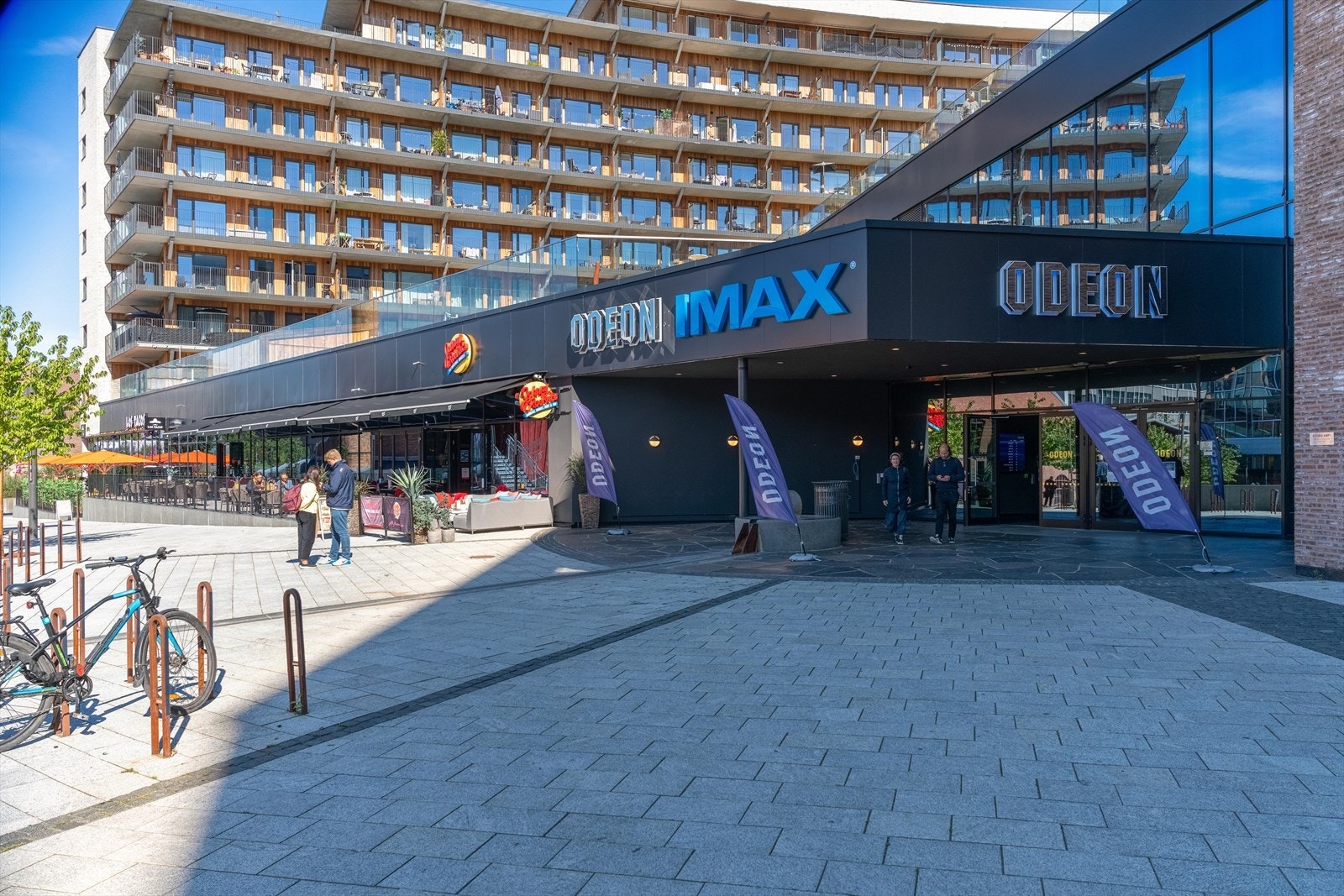 ODEON som er Norges største og første IMAX-kino ligger rett nedenfor senteret, og byr på en rekke restauranter, som Fly Chicken, Los Tacos og Sumo m.m Galleribilde