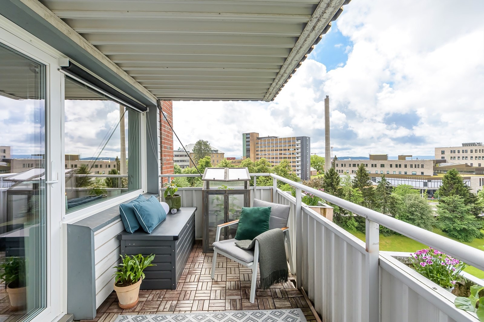 Beliggenheten er ideell for den som vil bo sentralt og bynært samtidig som du bor hyggelig og landlig med marka i umiddelbar nærhet Galleribilde