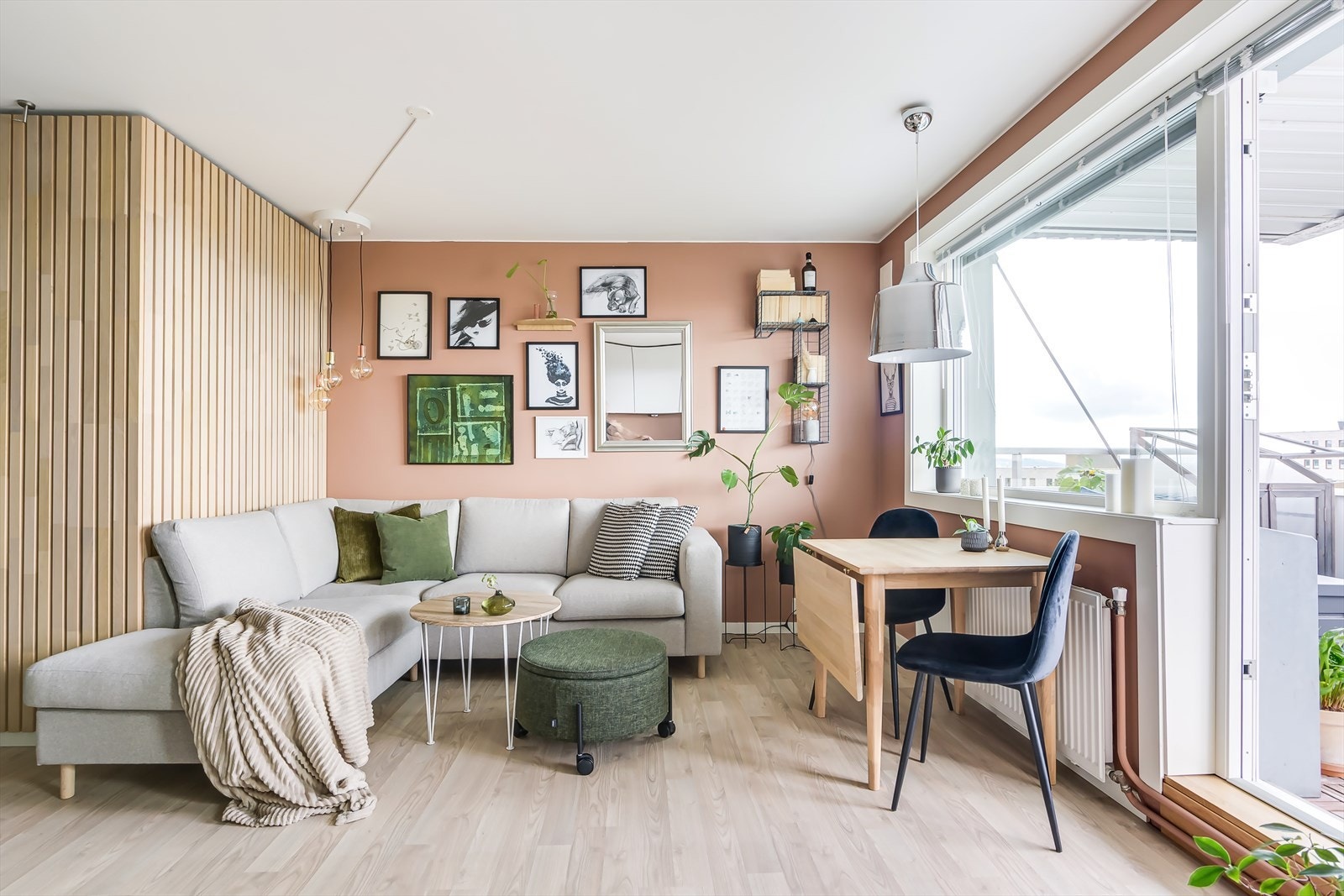 En lys og luftig leilighet, beliggende høyt og fritt med utsikt over Oslo Galleribilde