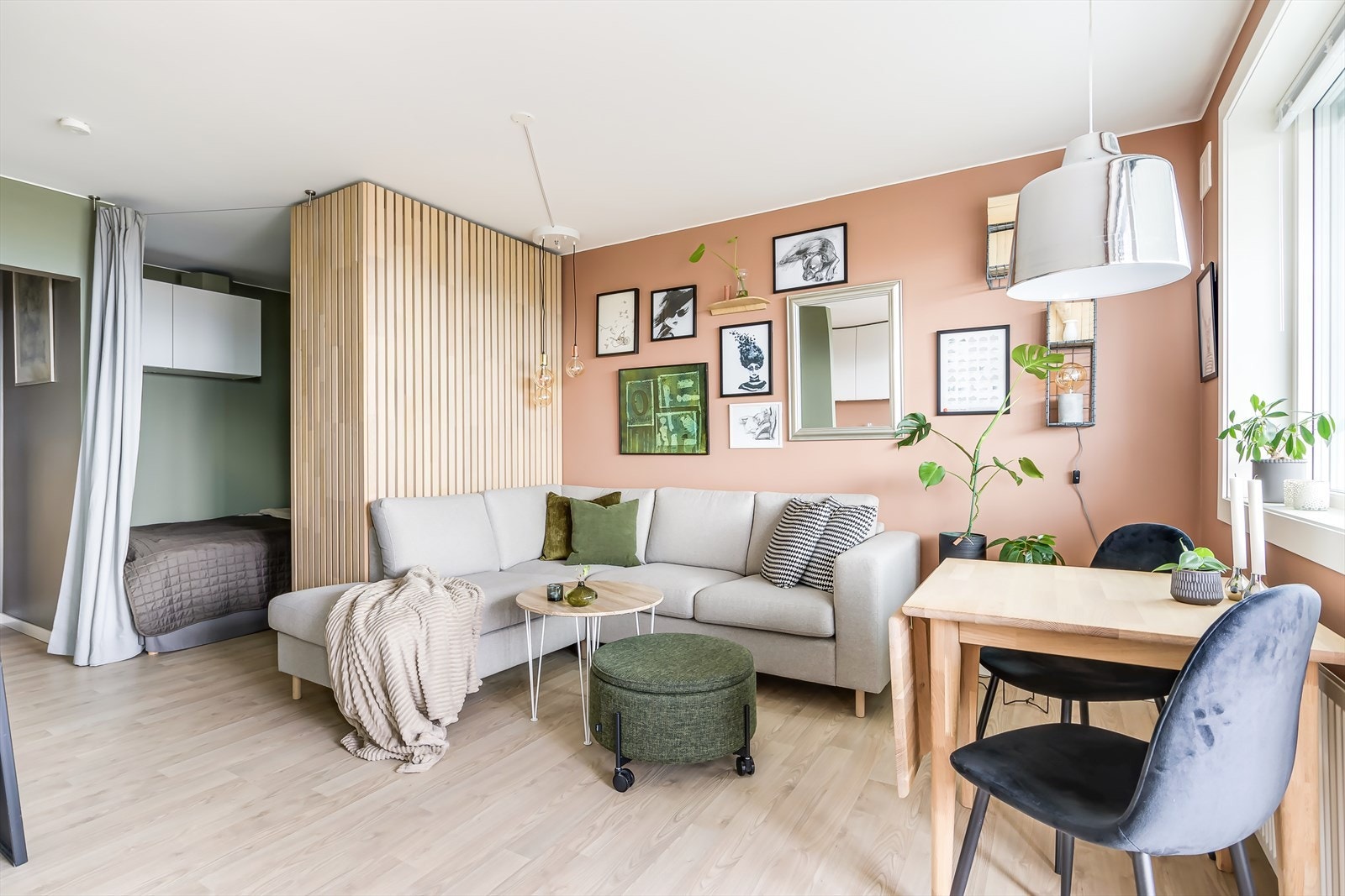 En lun spilevegg adskiller stuen fra sovealkoven Galleribilde