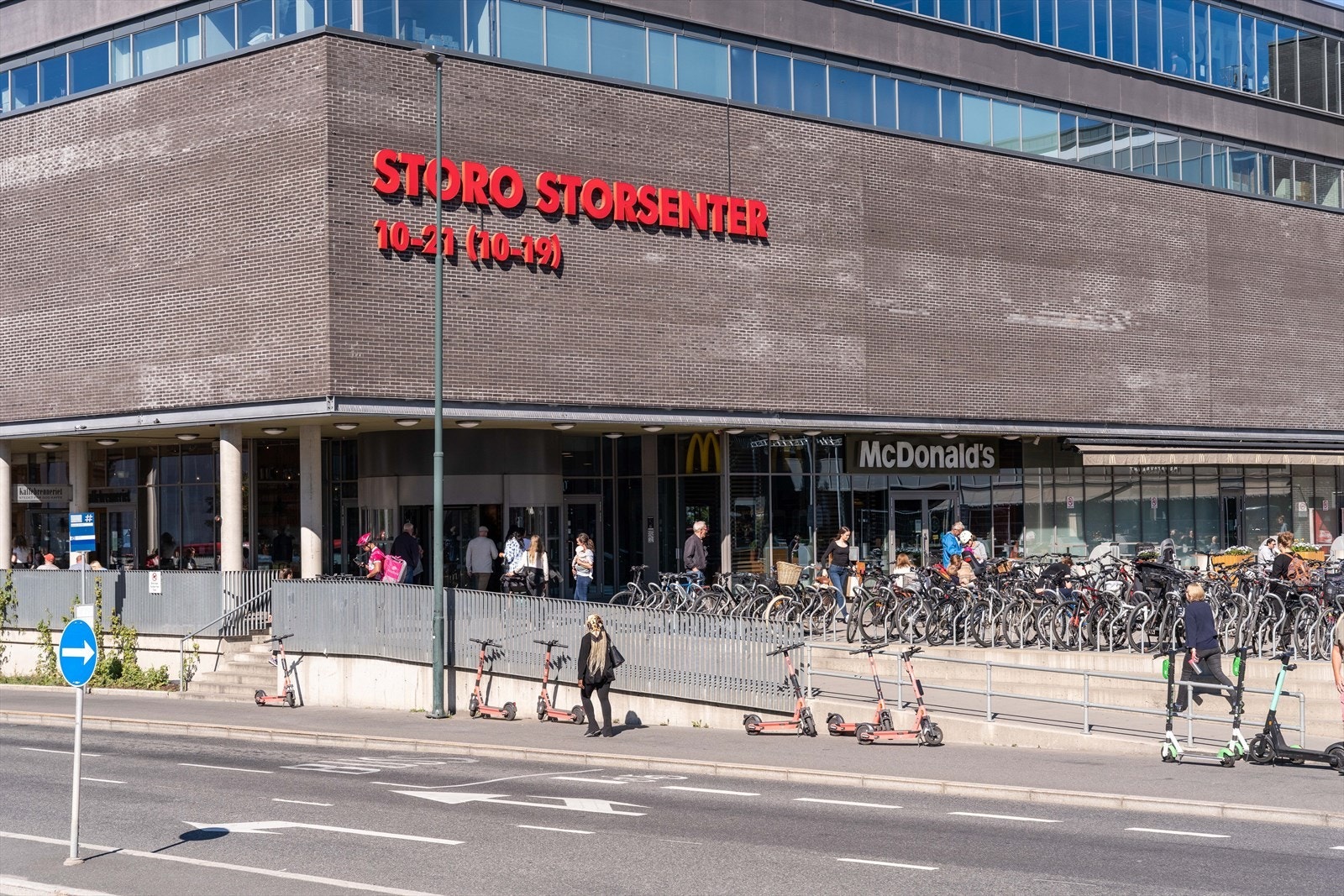 Storo Storsenter som er Oslos største kjøpesenter, som har et godt utvalg av forretninger, ligger like i nærheten Galleribilde