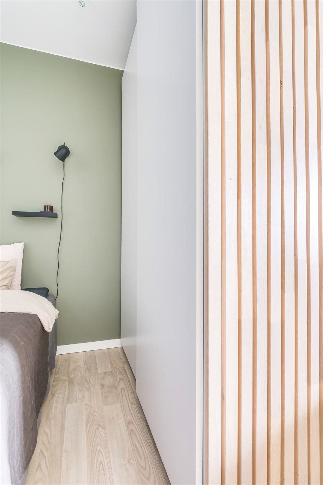 På baksiden av spileveggen er det en praktisk skyvedørsgarderobe med masse oppbevaringsplass Galleribilde