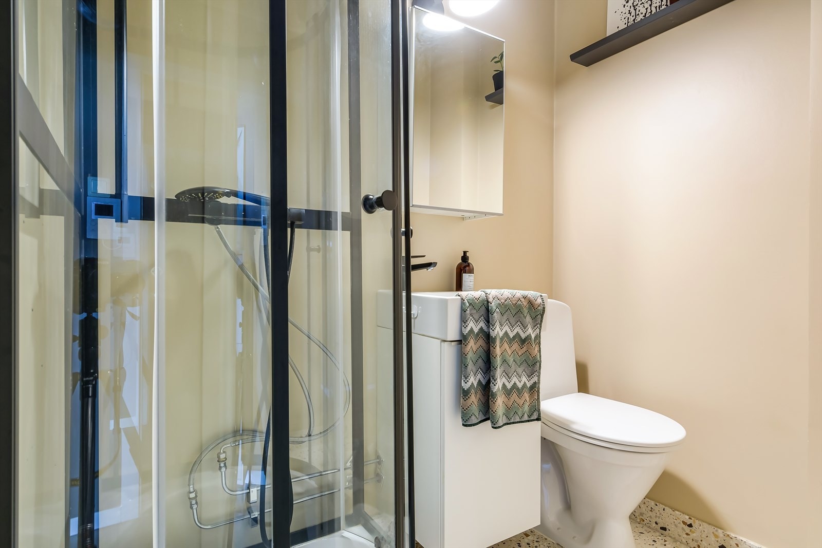 Baderomsinnredning med skap under servant, og speilskap Galleribilde