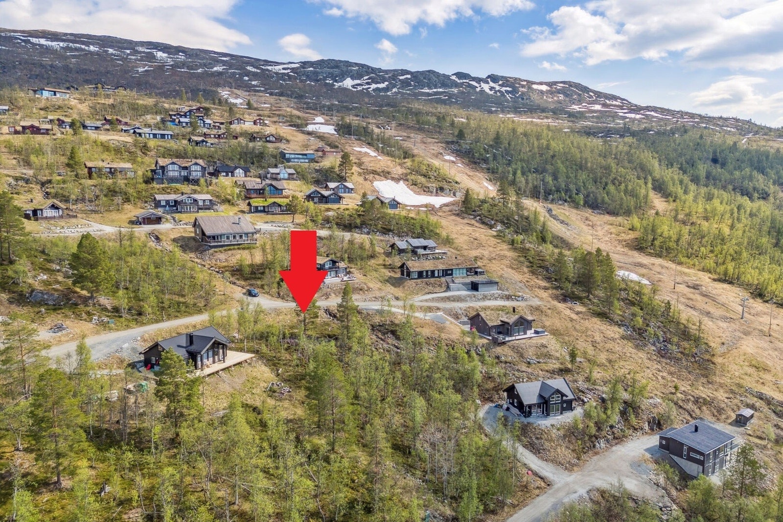 Velkommen til Skogsbærveien 26! Tomten ligger nesten helt innerst i veien og det er ski out/inn. Nydelig utsikt tomt. - Foto: EFKT Galleribilde