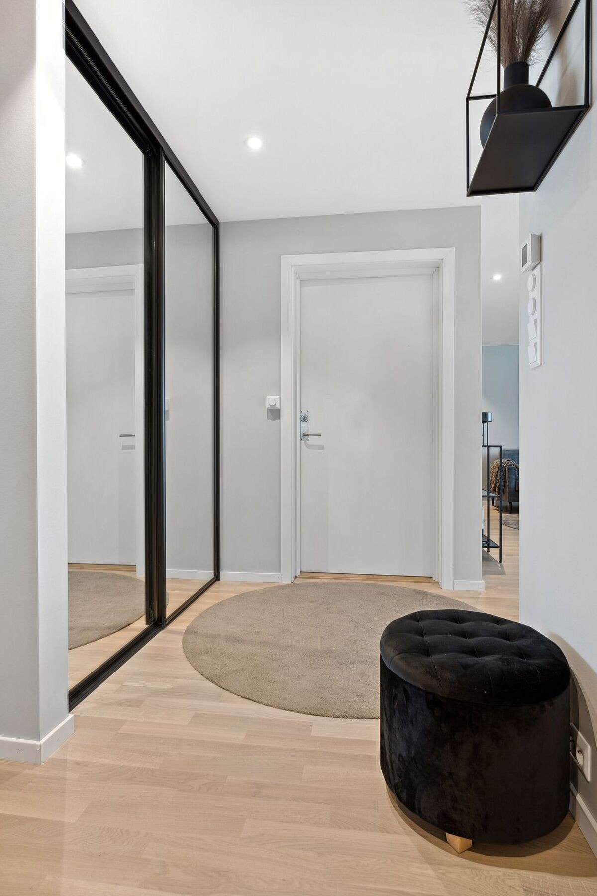 Romslig inngangsparti med skyvedørsgarderobe. Galleribilde