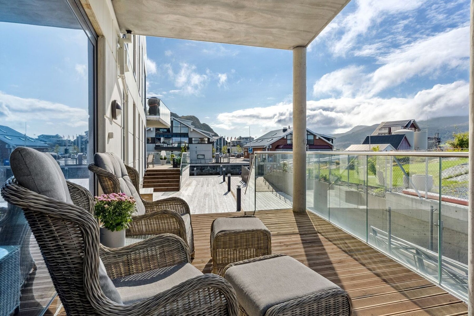 Fra terrassen kan du gå direkte til gangbroen som tar deg raskt over til sentrum. Galleribilde