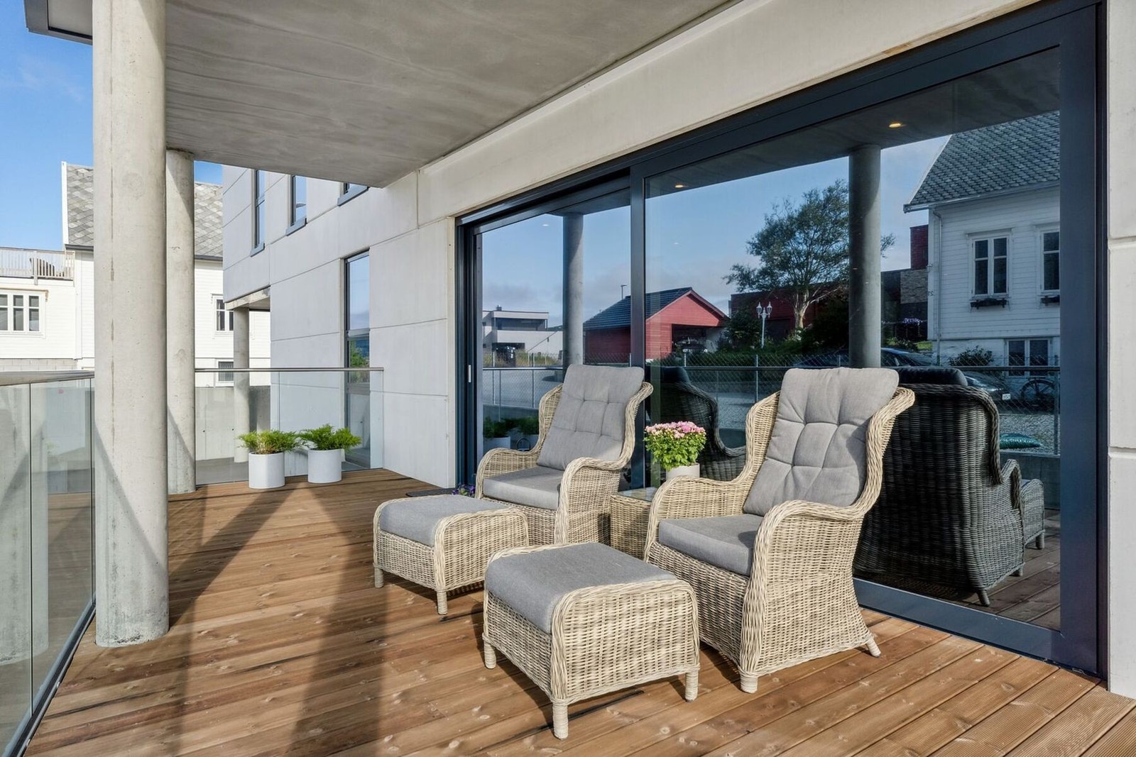 Fra stuen er det utgang til en solrik og romslig terrasse. Galleribilde