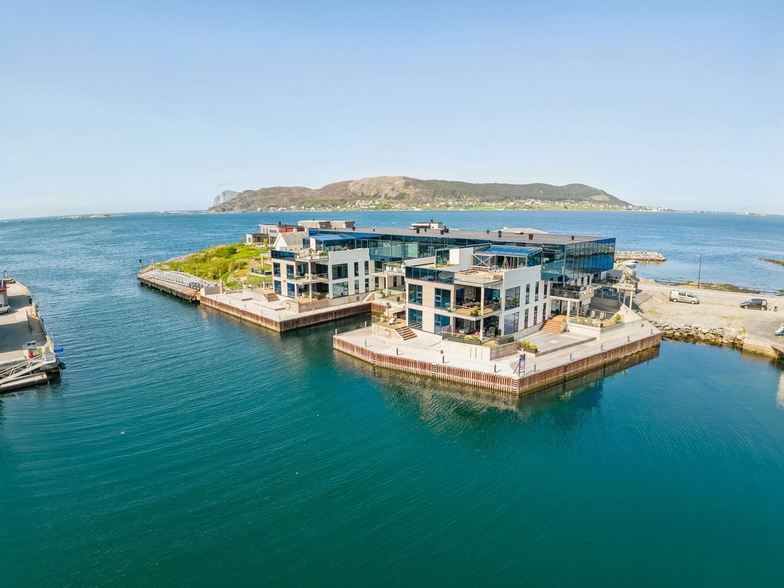 En flott leilighet beliggende i en høy 1. etasje i et moderne boligbygg fra 2019. Det er gangbru fra leiligheten og over til Fosnavåg sentrum. Galleribilde