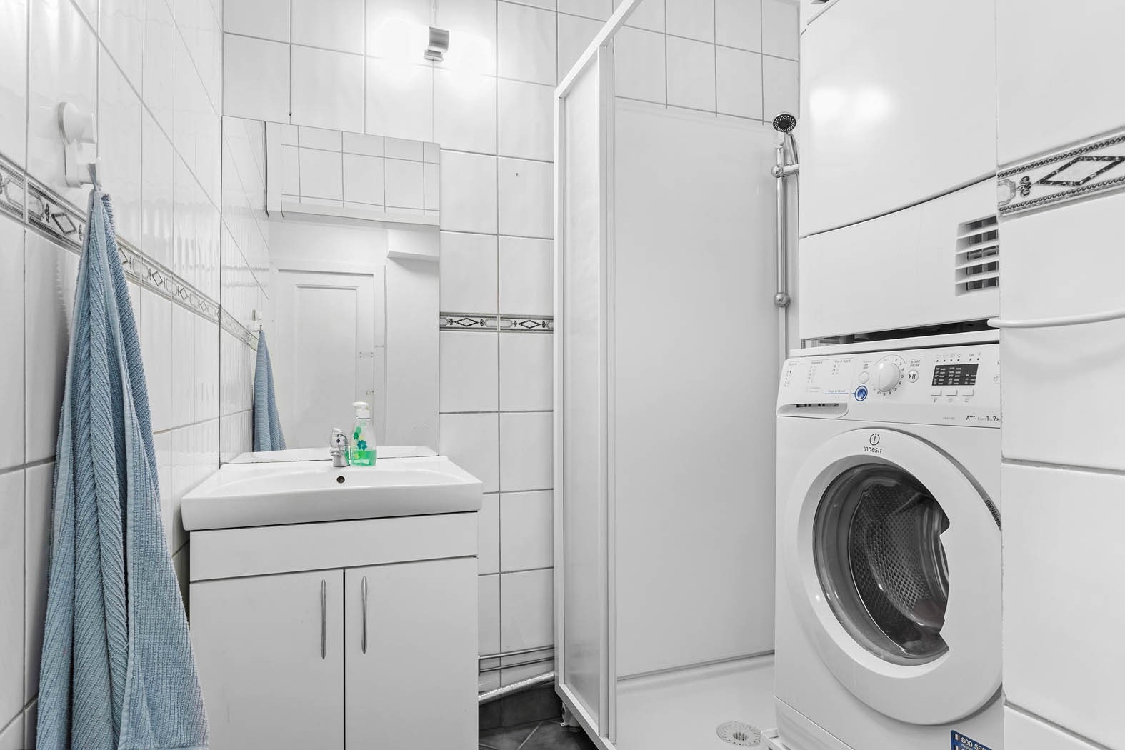 Helfliset bad med varmekabler og opplegg for vaskemaskin Galleribilde