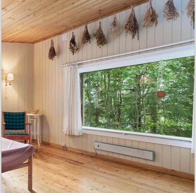 Stort vindu nedover mot Mjøsa fra stua Galleribilde