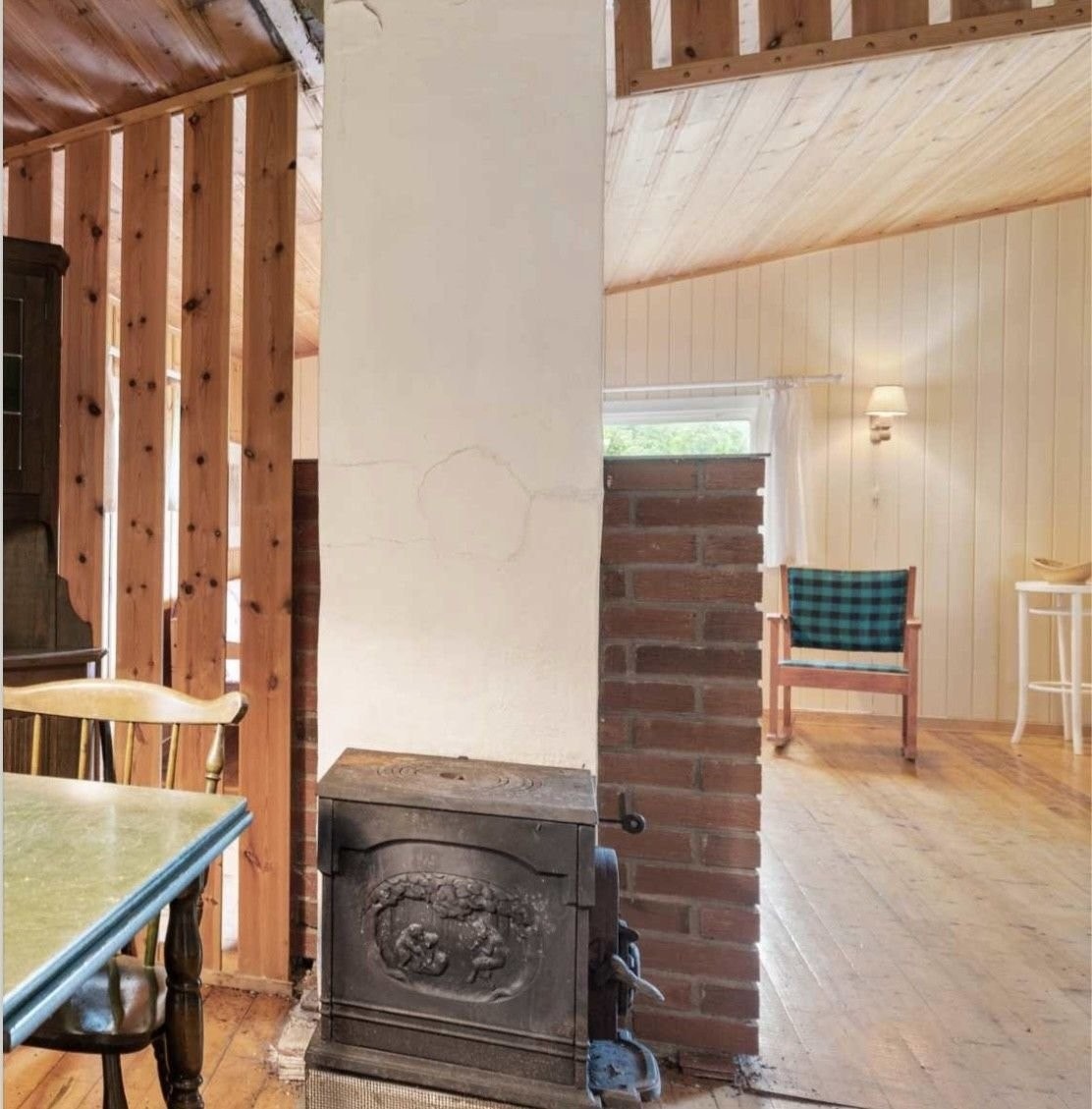 Sett fra kjøkken og inn mot stue. Vedovn på kjøkkensiden Galleribilde