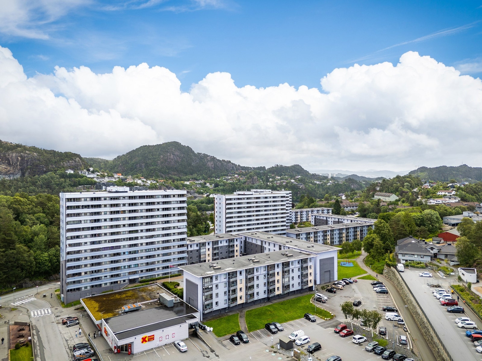 Fasaden former en trygg ramme rund lekeplassen i midten, skjermet for trafikk Galleribilde