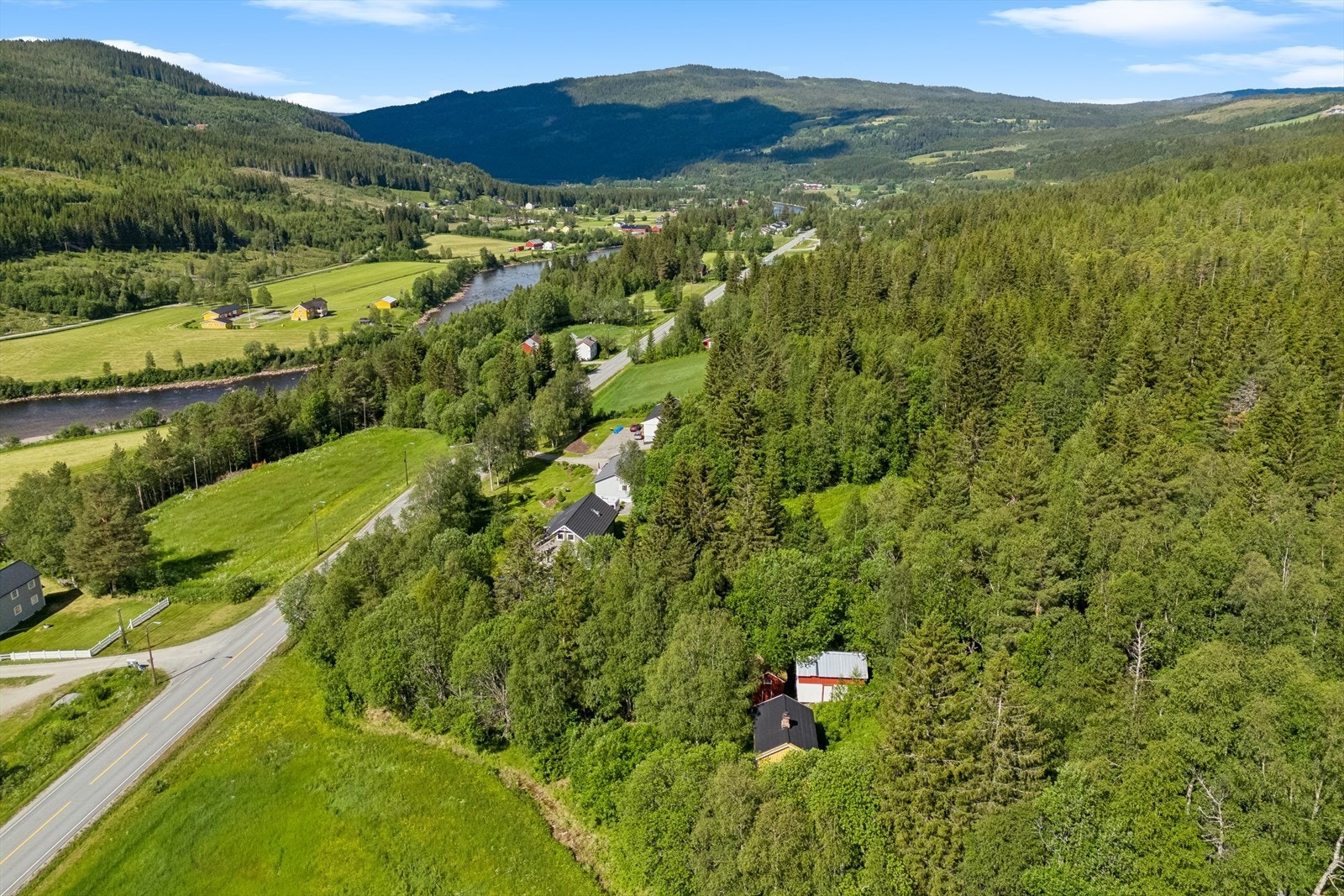 Eiendommen ligger i naturskjønne omgivelser som gir uante muligheter for flere former for friluftsliv. Galleribilde