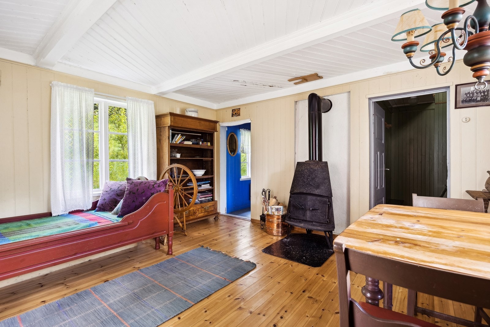 I først etasje er det en romslig stue med vedovn. Galleribilde