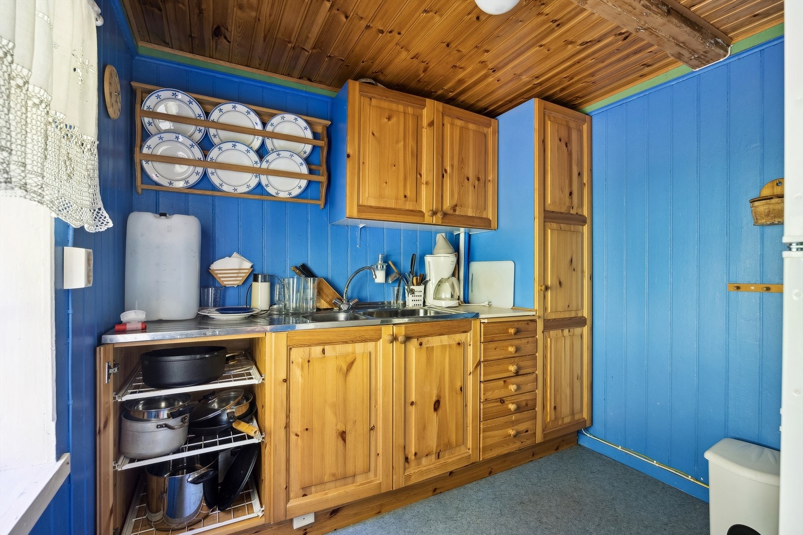 Kjøkkenet er ca 6 m² og har innredning bestående av heltre skrog med profilerte fronter og benkeplate i stål. Ventilator med kullfilter. Galleribilde