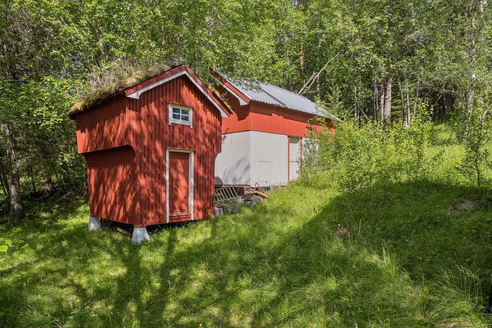 På eiendommen er det også et stabbur samt et uthus med utedo. Galleribilde