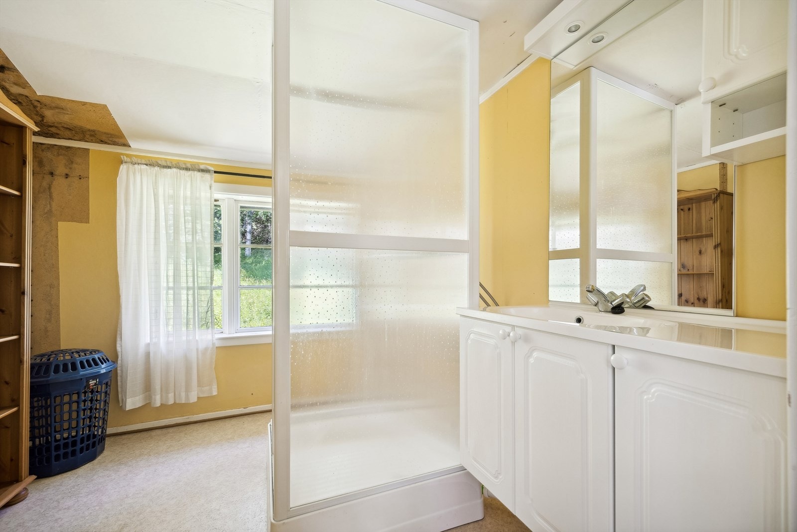 Dusjrom er ca 6 m² og har belegg på gulv, slett malte vegger. Slett malt himling. Det er ikke etablert sluk i rommet. Dusjkabinett er tilkoblet lukket avløp. Rommet
innehar servant med innredning. Galleribilde