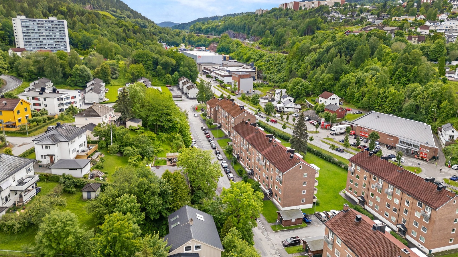 Parkering langs vegen ved blokkene Galleribilde