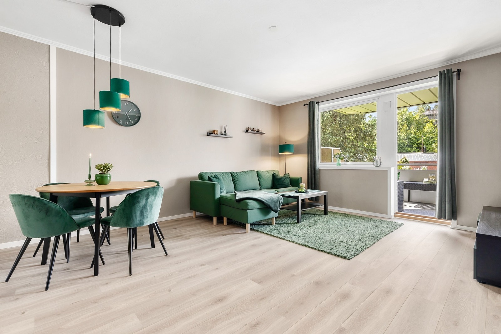 Her får du rikelig med naturlig lys fra vindu og balkong Galleribilde