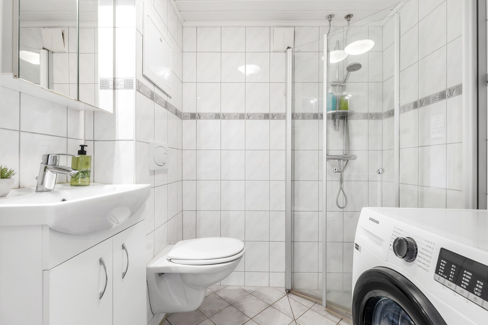 Badet har plass til vaskemaskin Galleribilde