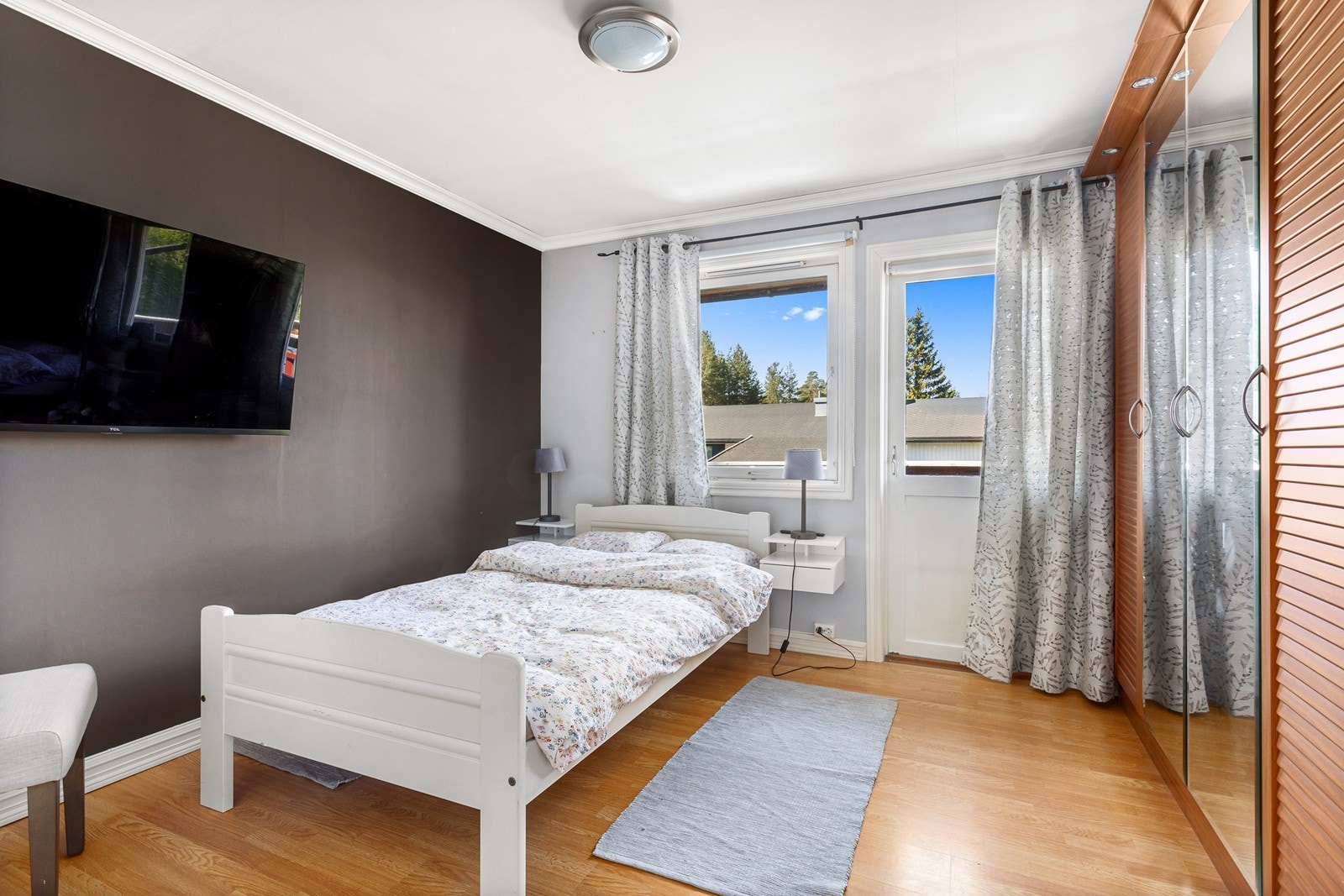 Soverom nr. 2 er også av god størrelse og har utgang til veranda. Galleribilde
