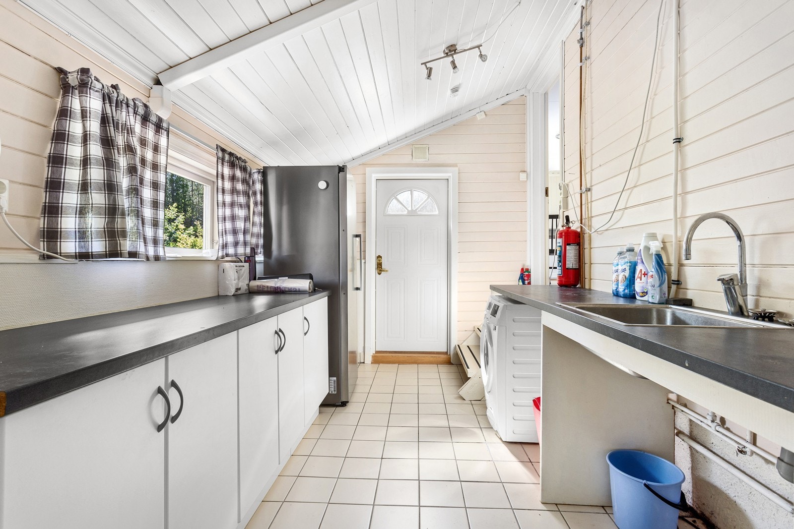Vaskerommet er av god størrelse om har godt med oppbevaringsmuligheter, samt arbeidsflater. Det er også egen utgang. Galleribilde