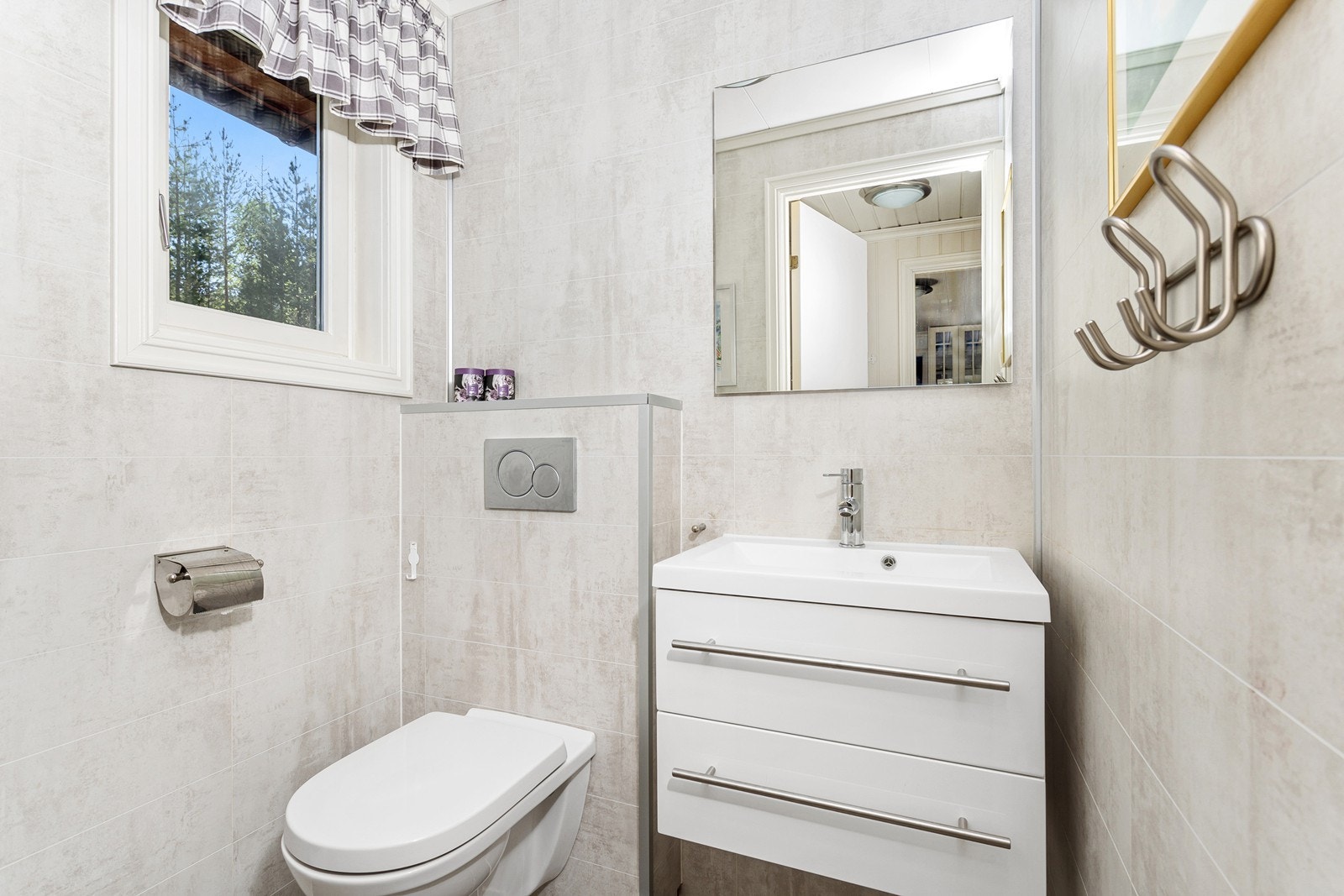 Praktisk toalettrom som er innredet med servant og veggehe
ngt toalett. Perfekt for gjester. Galleribilde