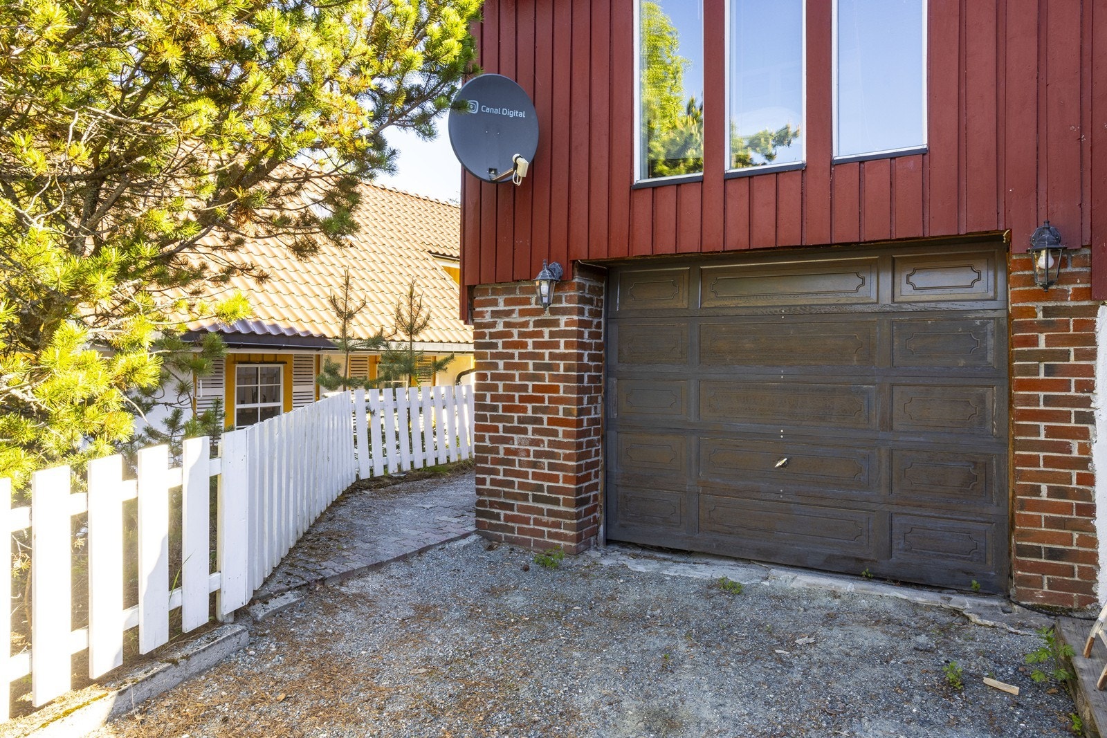 Parkering i garasje og egen gårdsplass. Galleribilde