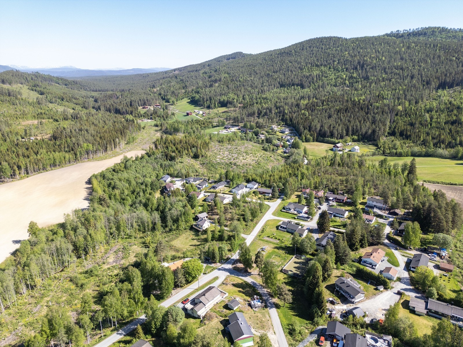 Kort vei til både butikk, barneskole, barnehage. Galleribilde