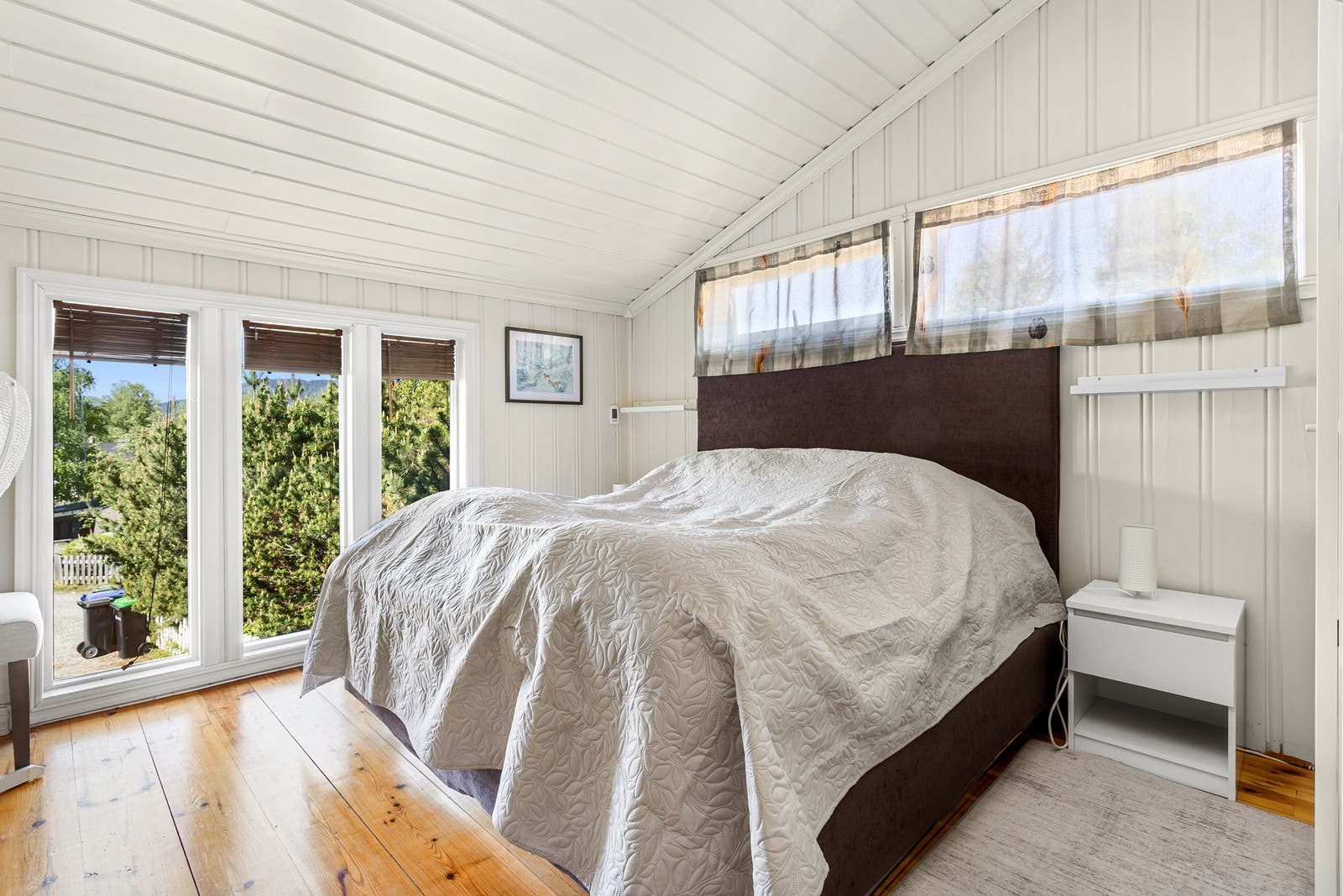 Boligen har totalt 4 soverom, hvor hovedsoverommet er romslig med god takhøyde. Galleribilde