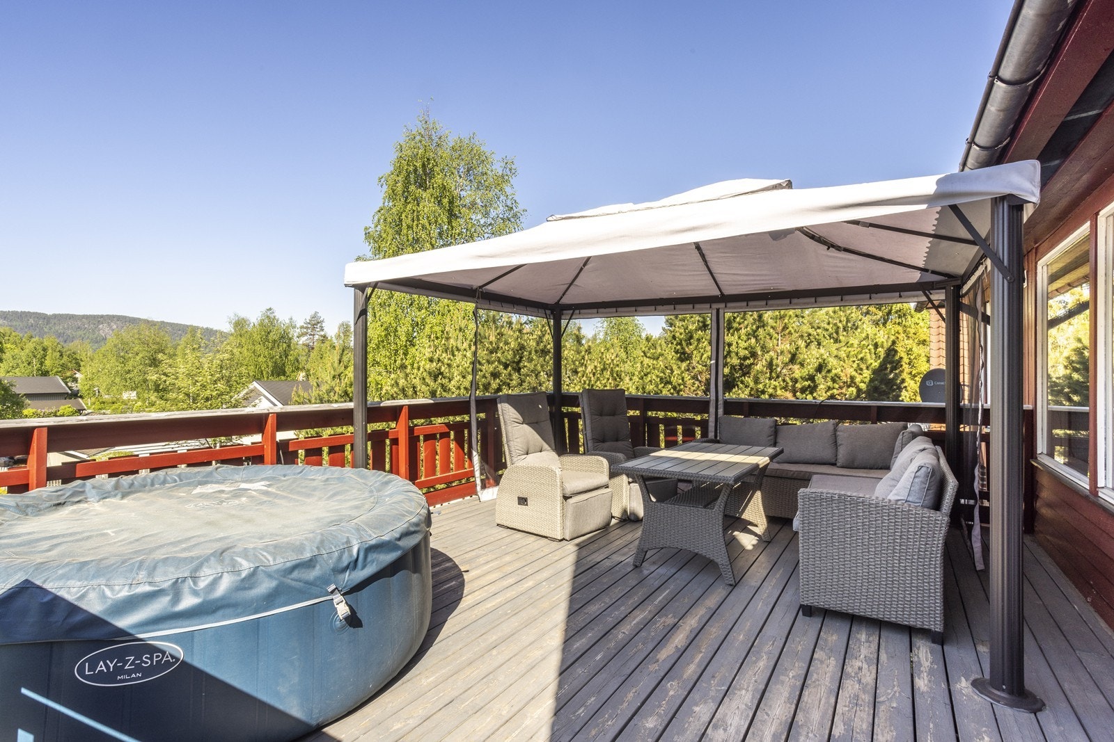 Boligen har fine og solrike uteplasser. Galleribilde