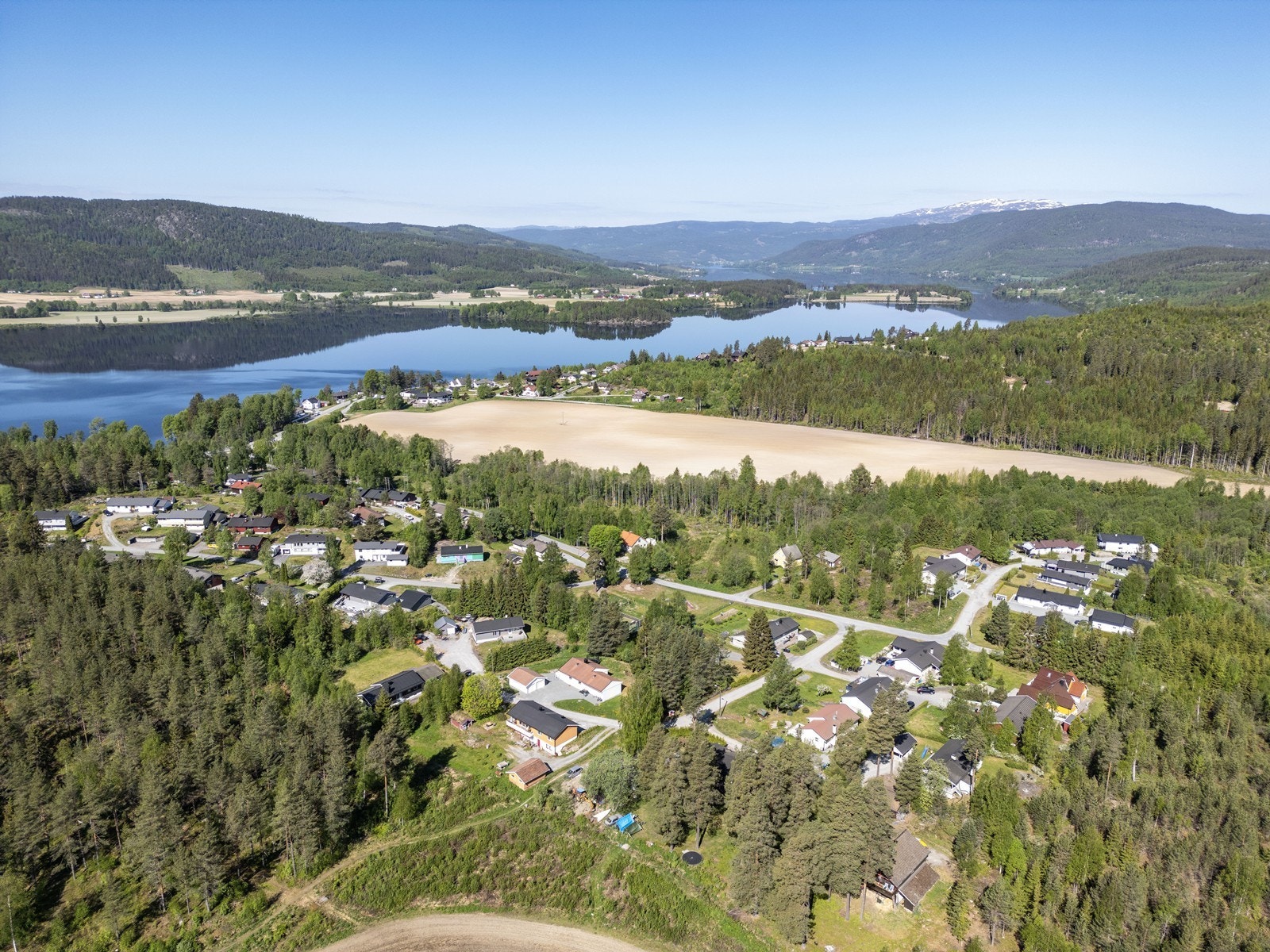 Eiendommen har nærhet til naturen, med blant annet lysløype i området og gode tur, jakt og fiskemuligheter. Ca. 30.min. kjøring til Norefjell alpinanlegg. Galleribilde