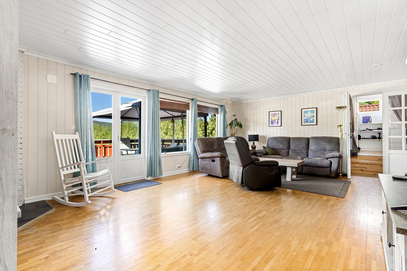 Fra stue er det utgang til solrik terrasse. Galleribilde