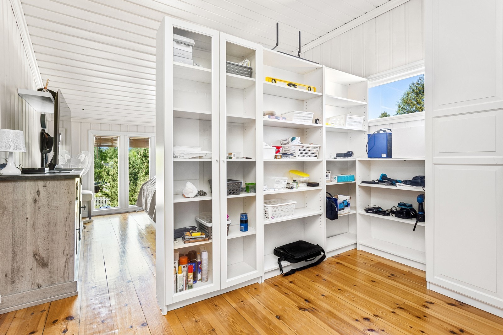 Rommet er i dag avskilt med en bokhylle og har god plass til oppbevaring. Galleribilde