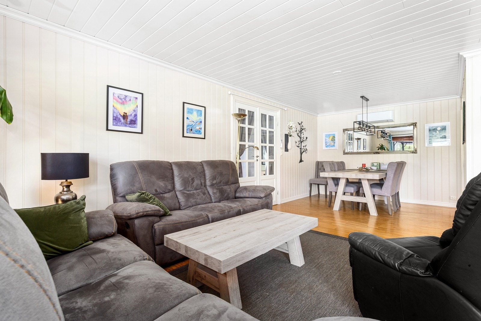 Det er god plass til både sofa- og spisegruppe. Galleribilde