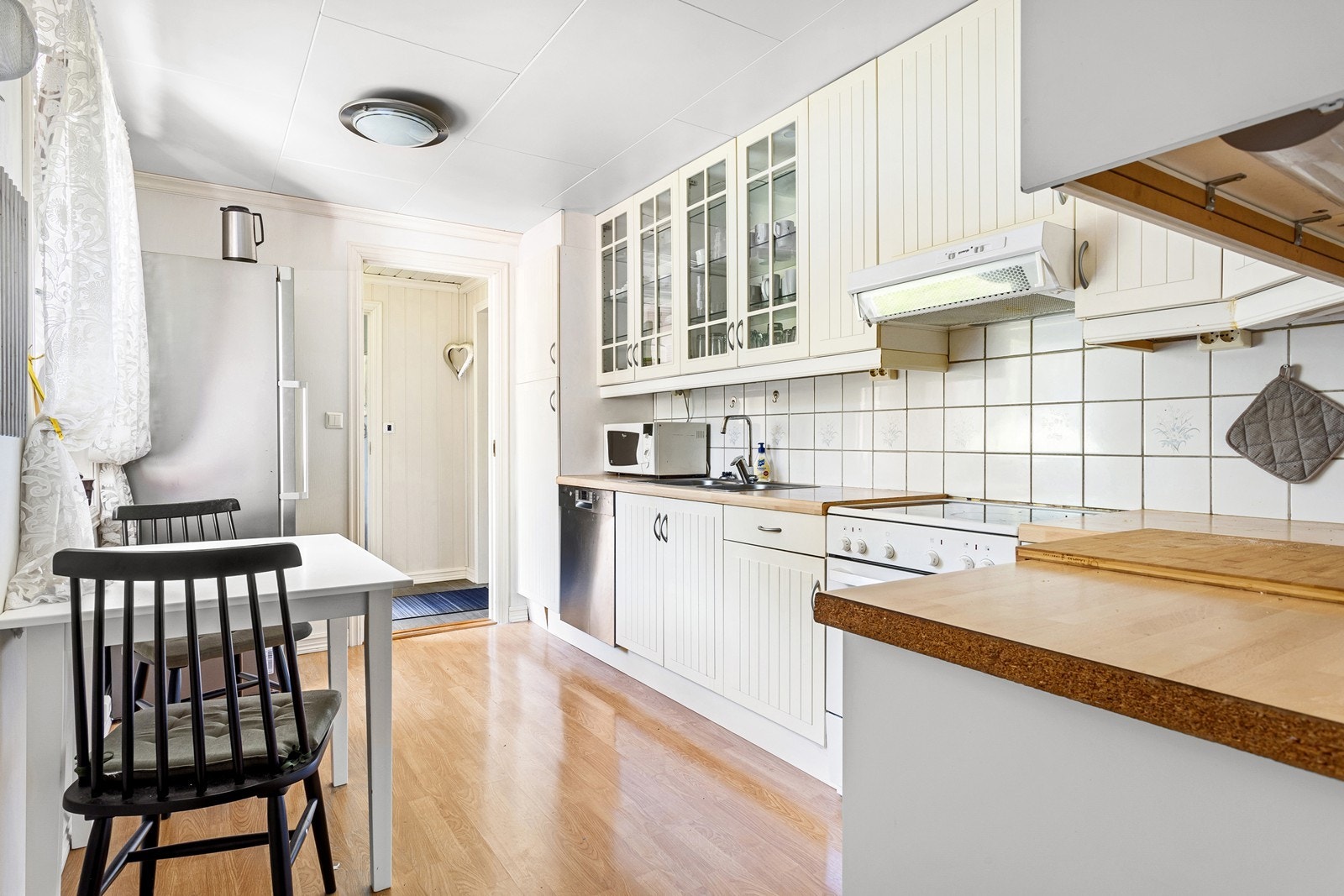 Det er godt med oppbevaring i skuffer og skap, og man har også plass til en liten spisekrok. Galleribilde