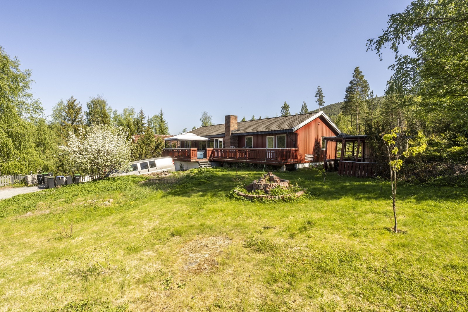 Fin usjenert tomt i et rolig og etablert boligområde like nord for Krøderen sentrum. Galleribilde