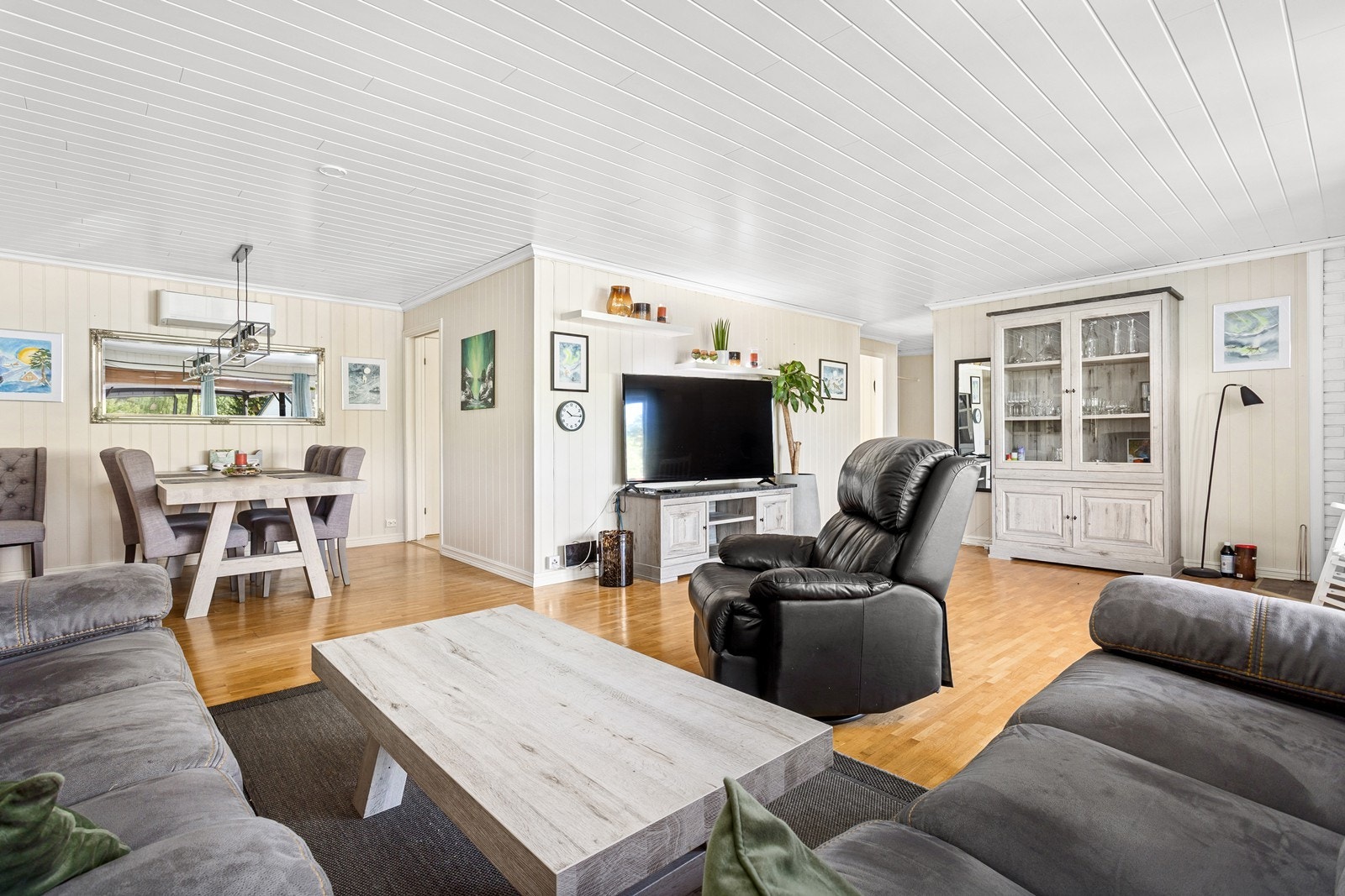 Stuen er lys og luftig med god plass til møblering. Galleribilde