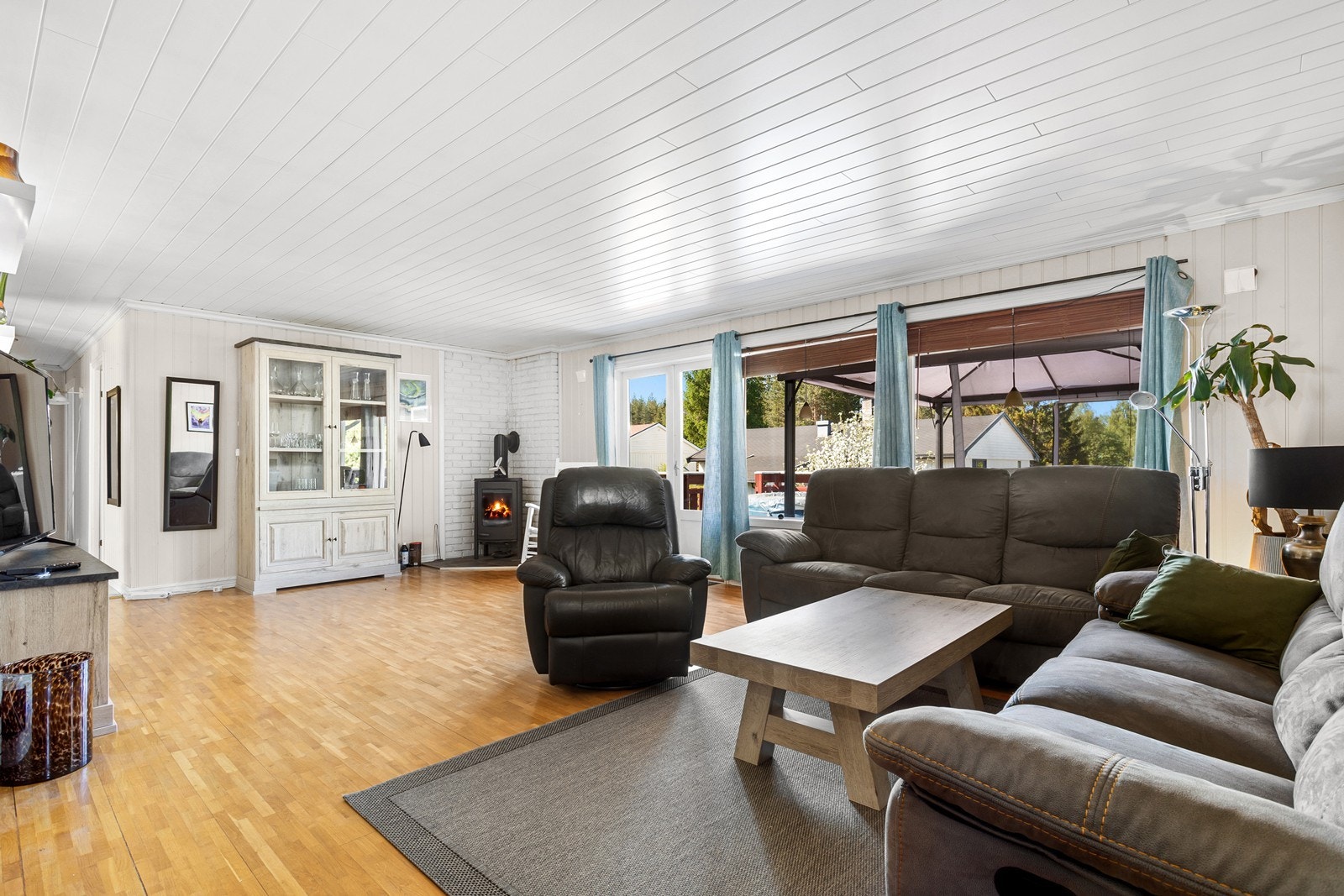 Boligen varmes opp med strøm og ved. Det er vedovn og varmepumpe montert i stue. Galleribilde