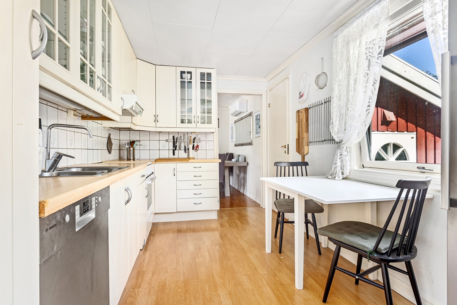 Klassisk kjøkken med profilerte fronter og benkeplate i laminat. Galleribilde