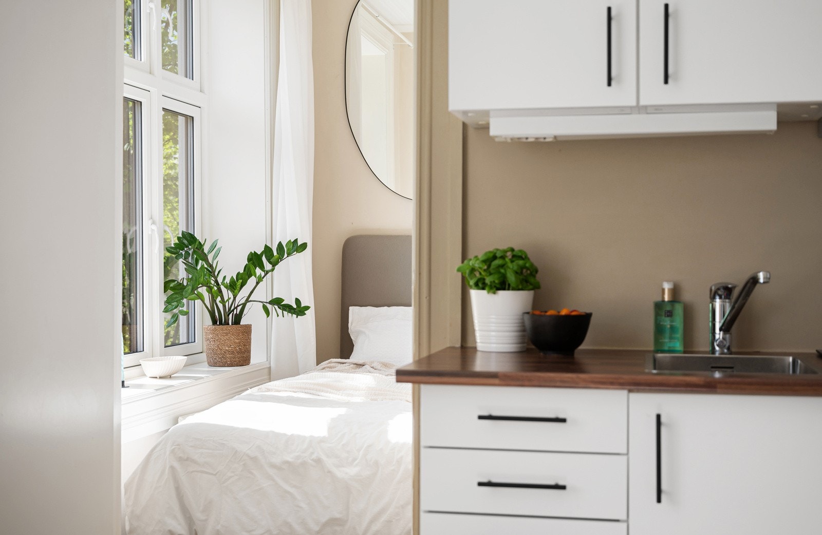 Bak kjøkkenet er soverommet Galleribilde