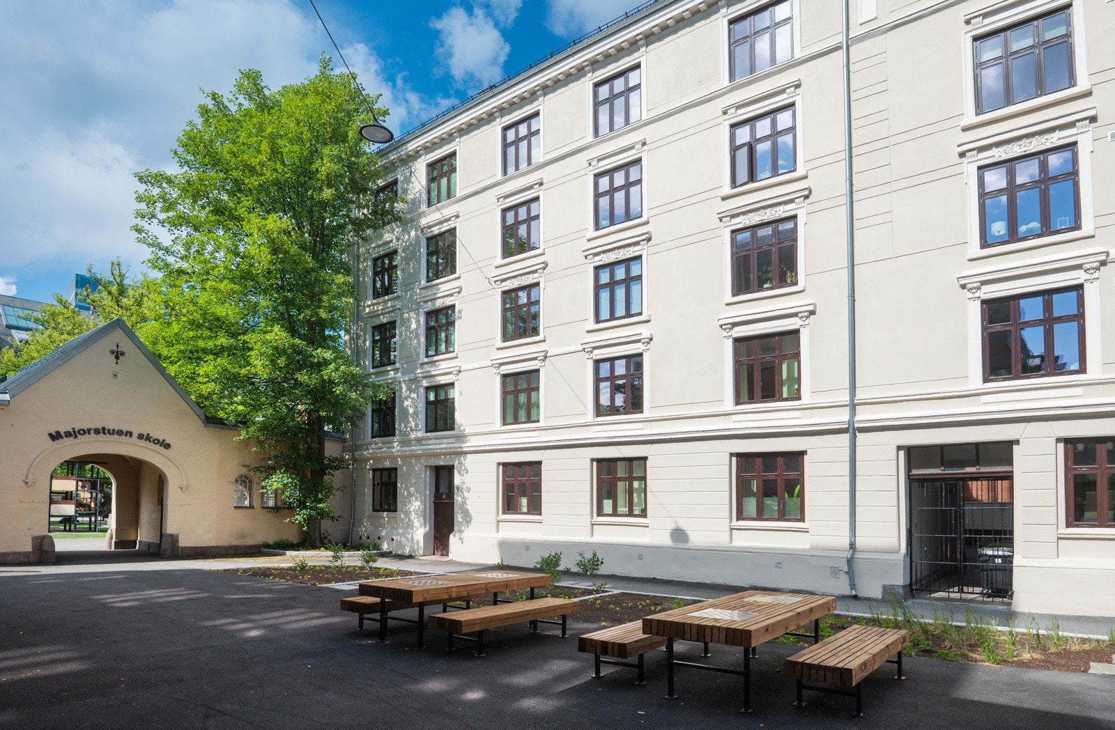 Arbos gate, med blant annet nyoppusset fasade og nye vinduer Galleribilde