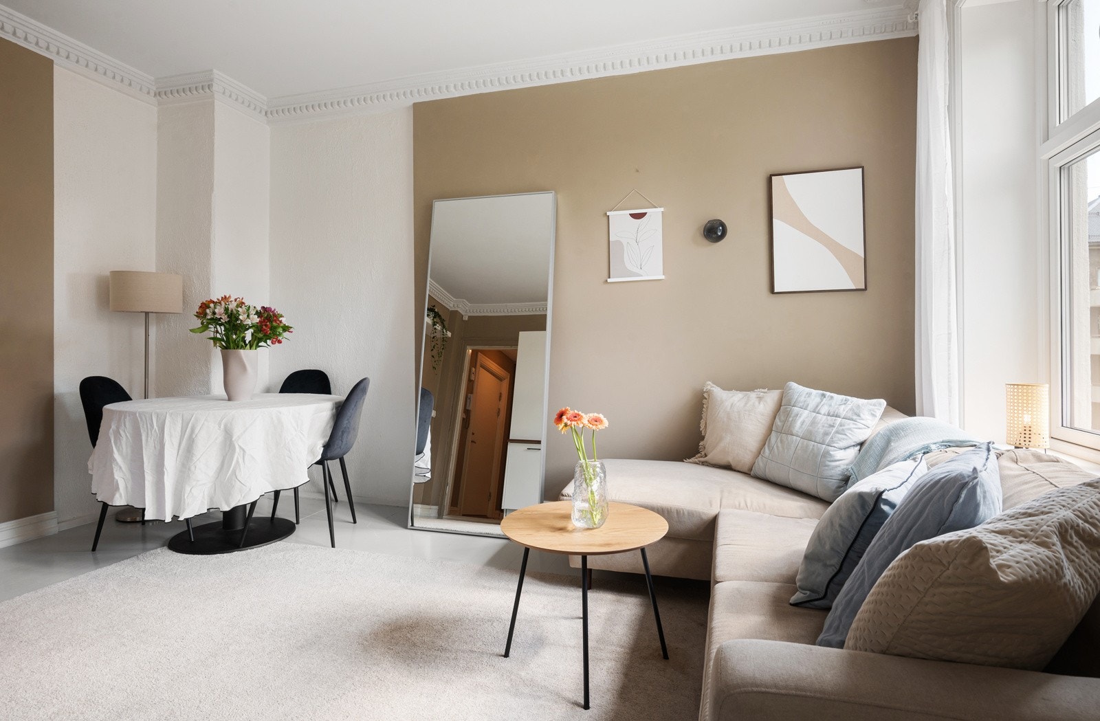 Romslig stue med spiseplass og åpen kjøkkenløsning Galleribilde