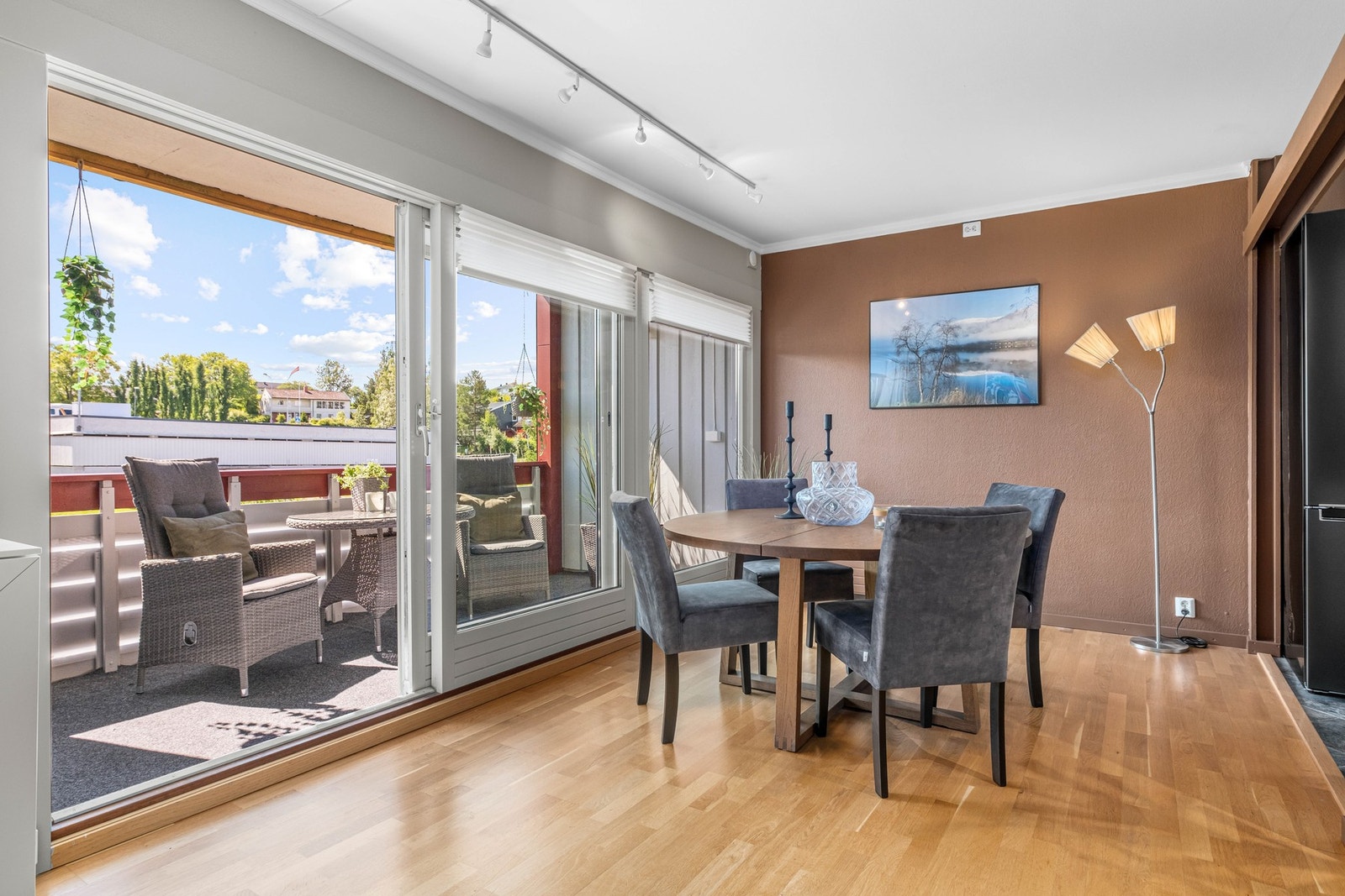 Fra stuen er det direkte utgang til boligens sørvendte balkong. Galleribilde