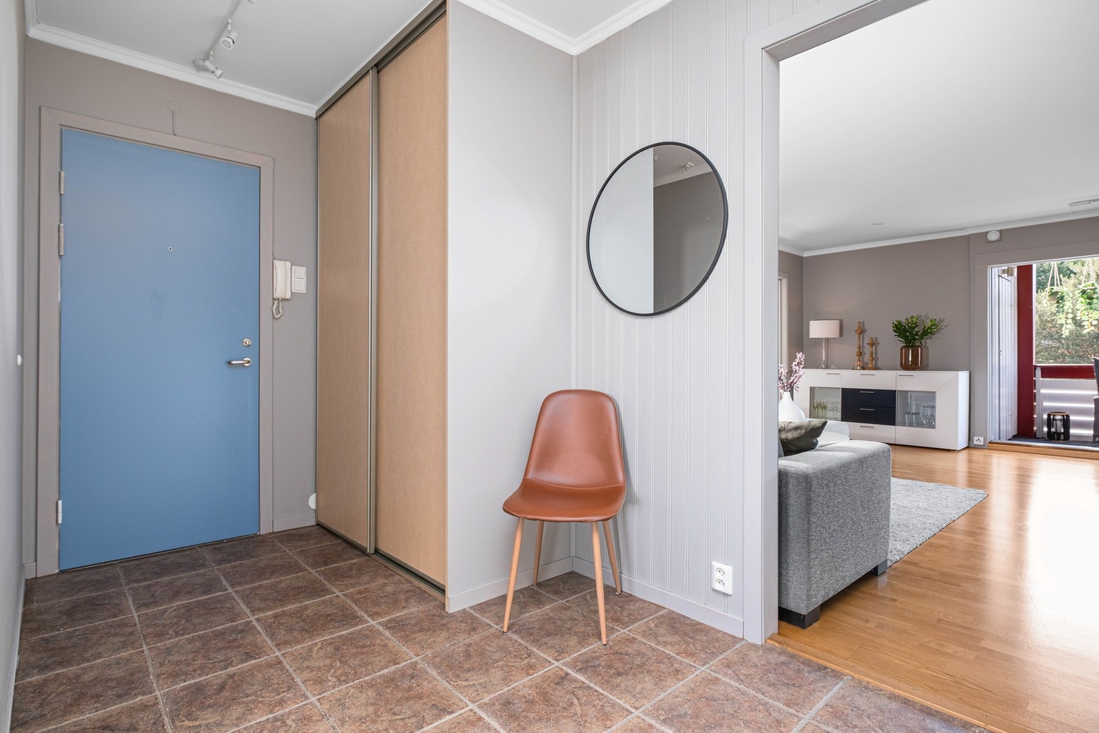 Romslig entré/inngangsparti med plass til garderobeløsning for oppbevaring av yttertøy og sko Galleribilde