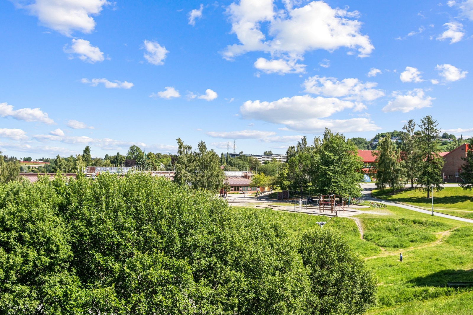 Fra leilighetene er det en gangsti som fører deg rett til Bunnpris Vestlia, knapt 2 minutter unna. Galleribilde