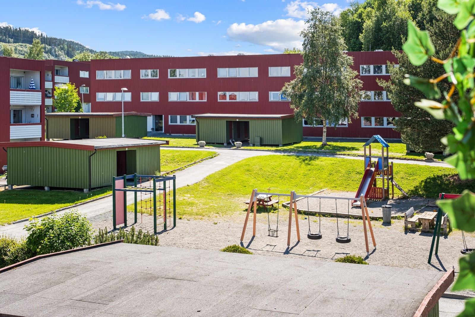 Her sogner boligen til Steindal barneskole og Hoeggen ungdomsskole. Til både Steindal barneskole og Hoeggen ungdomsskole tar det ca. 3-4 minutter å gå. Galleribilde